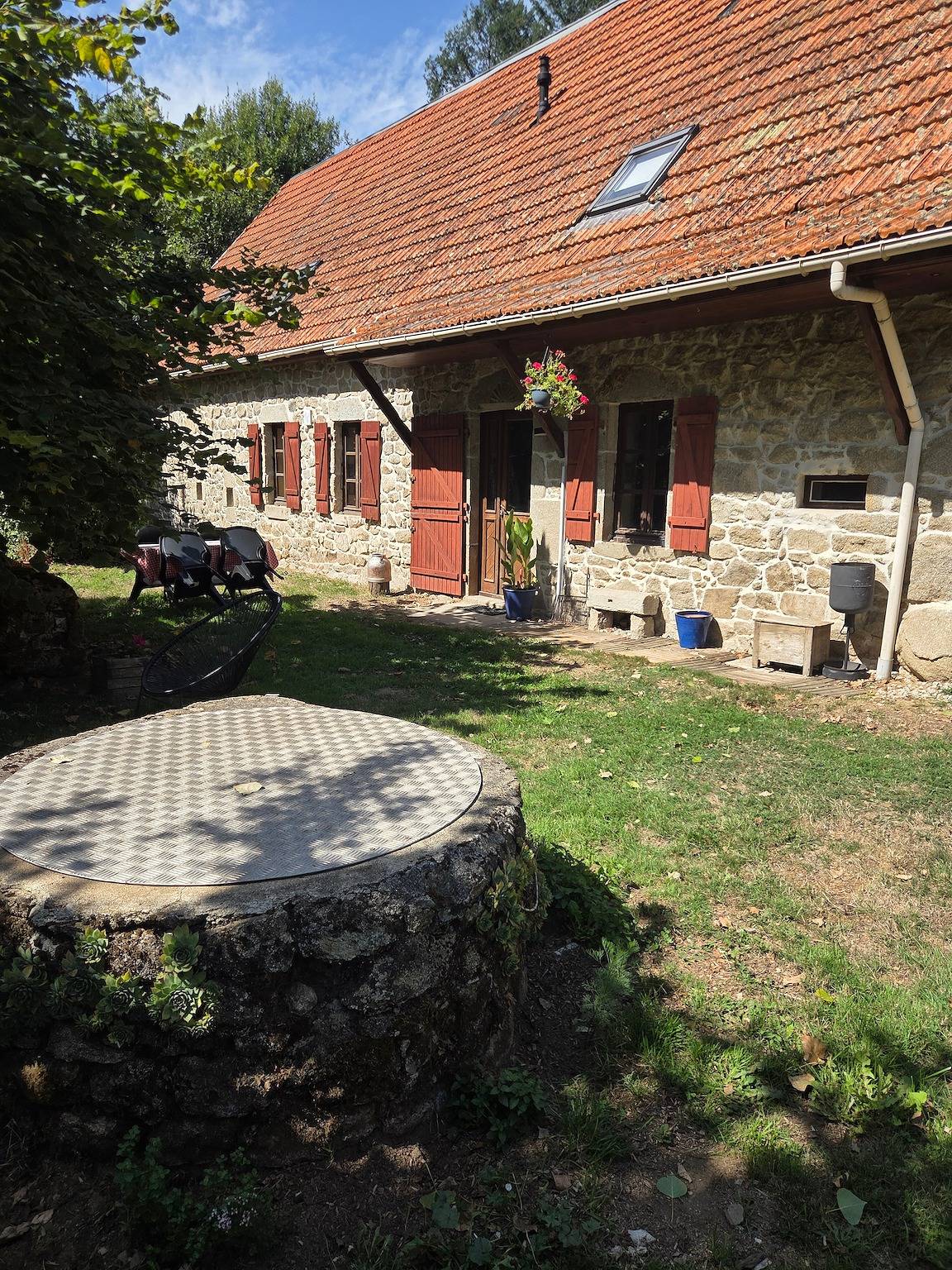 Ferienhaus 'Au Daule' mit privater Terrasse, privatem Garten und WLAN in Saint-Julien-près-Bort, Ussel und Umgebung