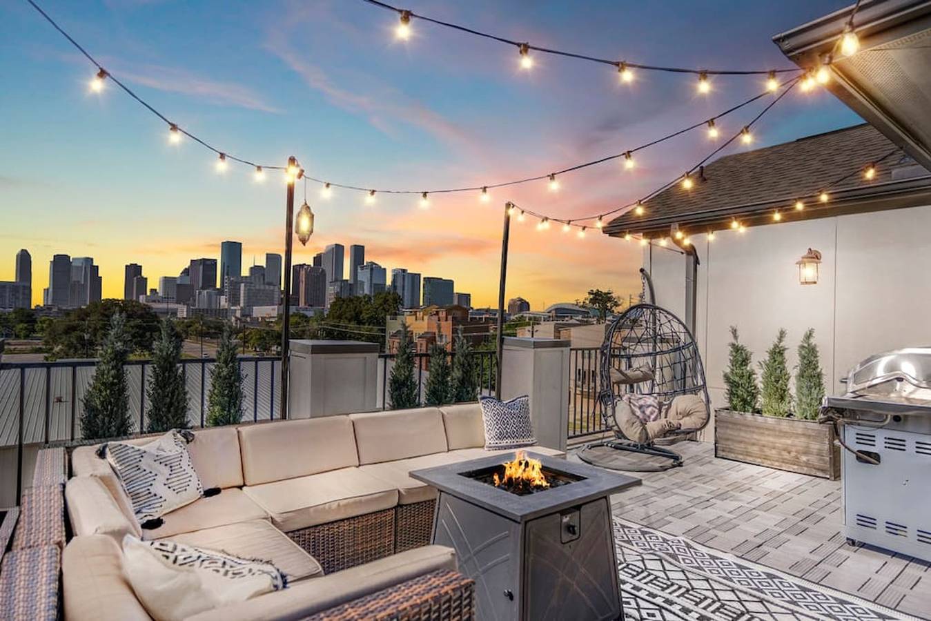 Luxury Downtown Home w Rooftop Deck in the Skyline in Houston, Harris County