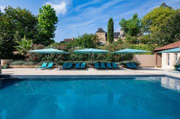 Location de vacances pour 3 personnes, avec piscine et sauna ainsi que vue et jardin, adapté aux familles à Simeyrols