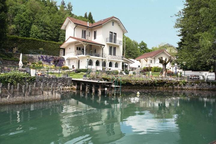 Location de vacances pour 8 personnes, avec vue sur le lac et jardin à Saint-Alban-de-Montbel