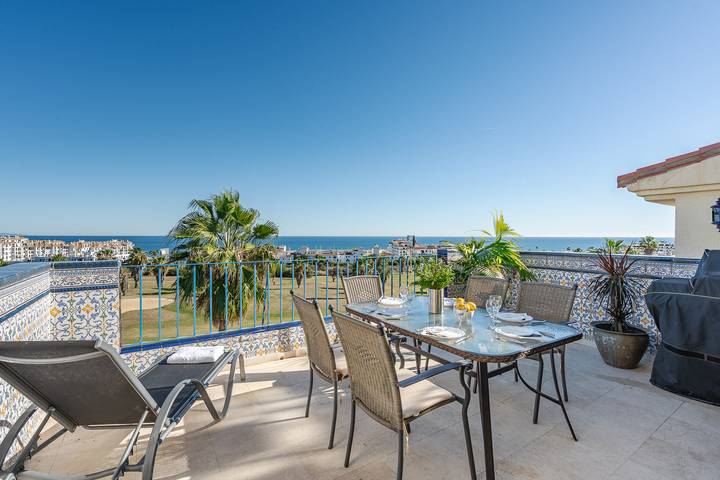 Apartamento para 8 personas, con vistas al mar y terraza además de piscina y vistas, Se admiten mascotas en La Duquesa