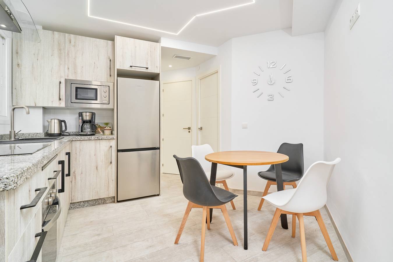 Apartamento inteiro, Apartamento 'Suzanne' com terraço privado, Wi-Fi e ar condicionado in Nerja Centre, Nerja