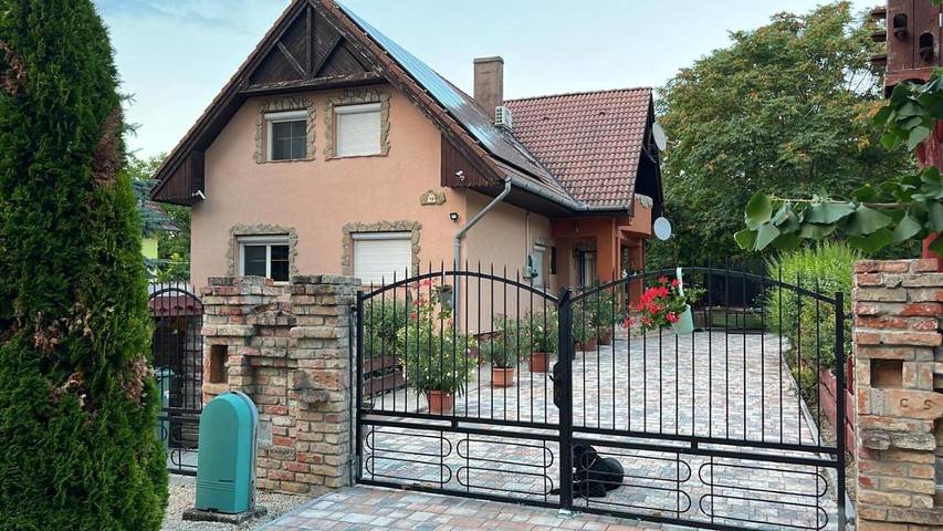 Ferienwohnung für 4 Personen, mit Balkon und Terrasse sowie Garten und Ausblick in Balatonbereny