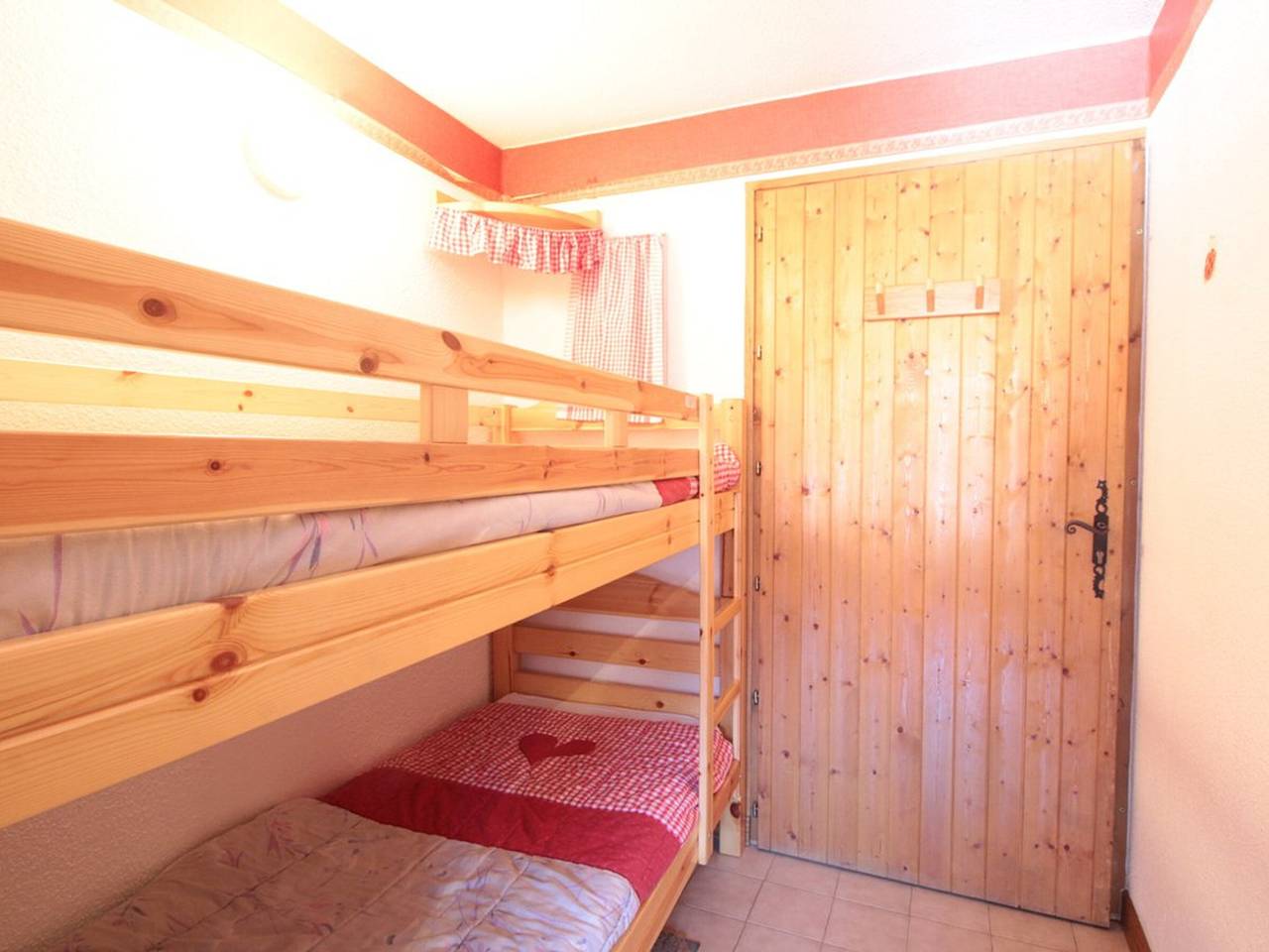 Ganzes Studio, Studio zentral in Skiort für 4 Pers., nah an Pisten und Geschäften in Les Carroz, Arâches-la-Frasse