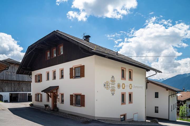 Entire apartment, Apartment 'Schlossblick' with Mountain View, Shared Garden and Wi-Fi in Gifen, Rodeneck