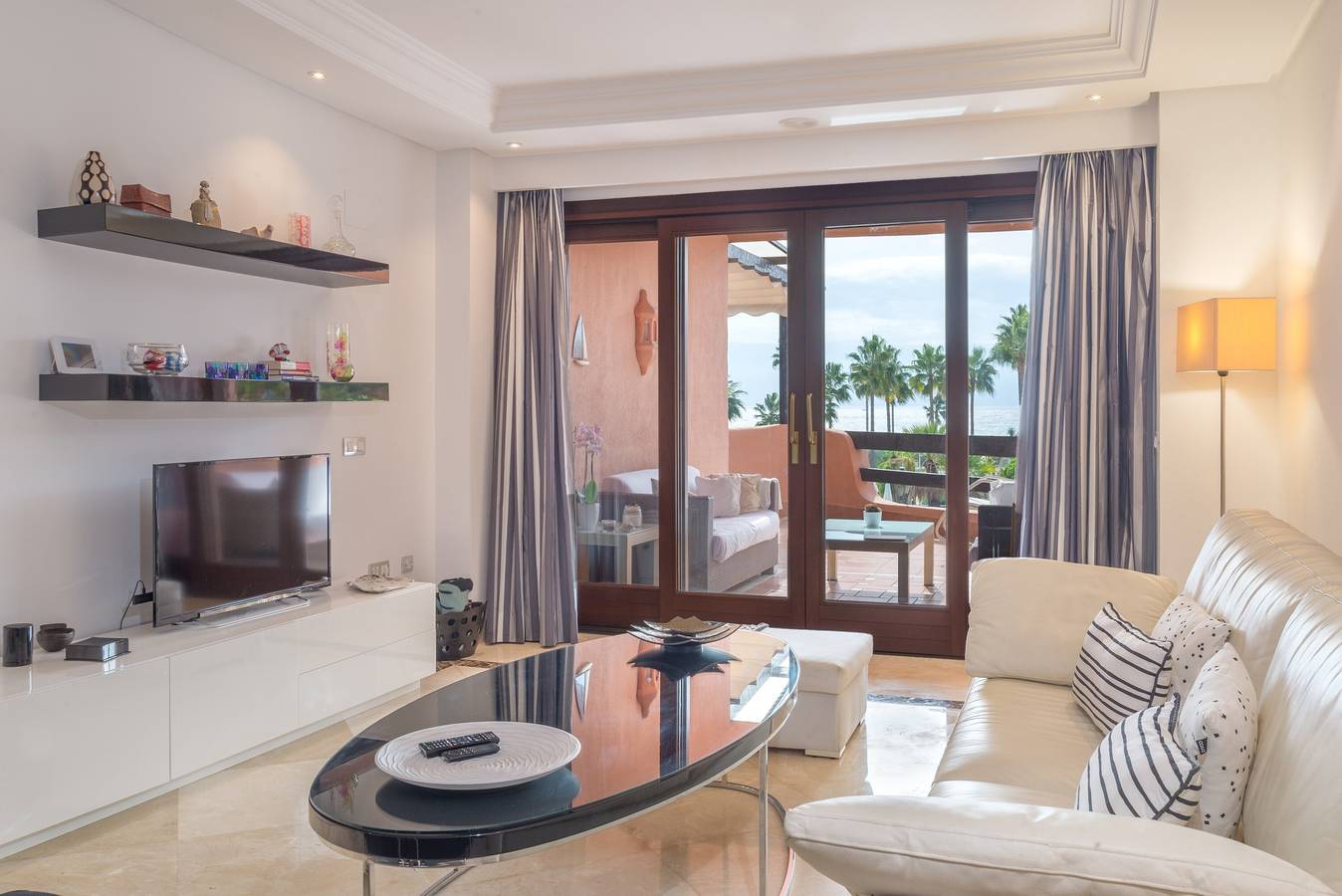 Ganze Wohnung, Strandapartment mit Meerblick in Estepona in Reinoso, Estepona