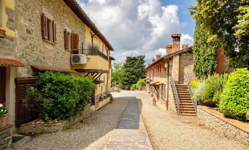 Apartmenthotel für 4 Personen, mit Terrasse und Garten sowie Kinderpool und Pool in San Donato Fronzano