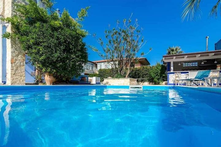 Casa vacanza per 17 persone, con idromassaggio e piscina nonché giardino e balcone, con animali domestici in Mascali