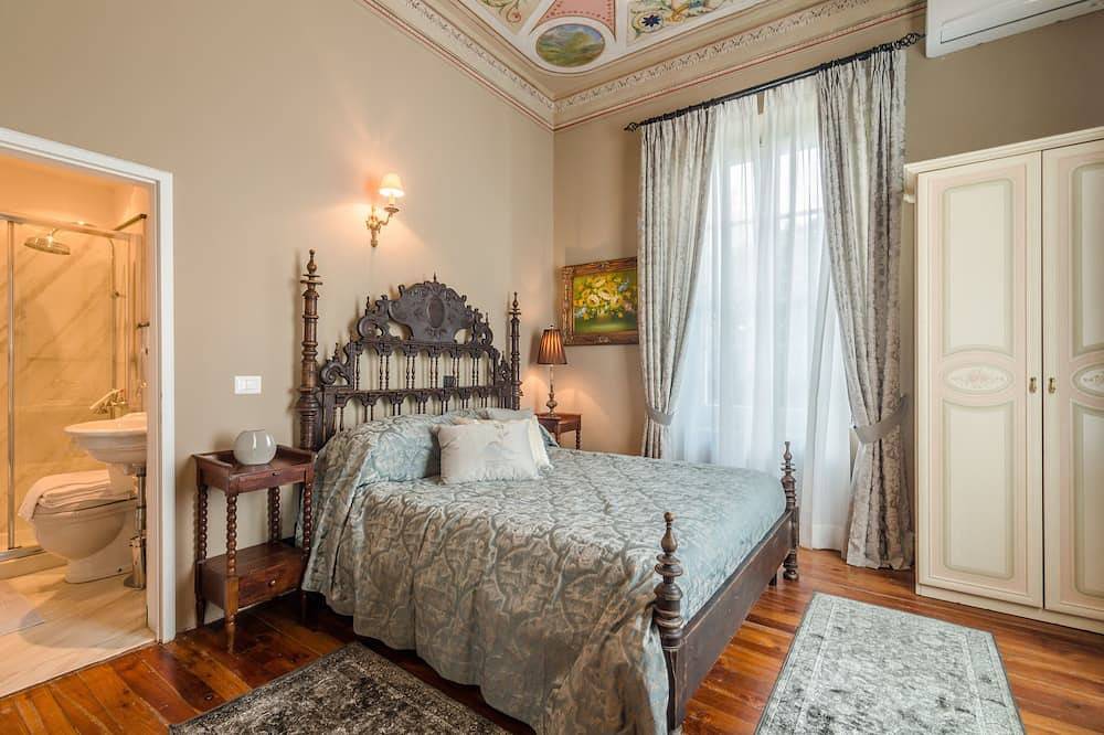 Vivez la haute vie au lac de Côme dans une villa d'époque avec vue sur le lac et piscine privée in Menaggio, Commune de Menaggio