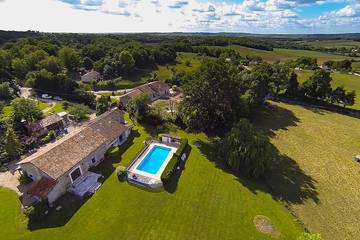 Location de vacances pour 12 personnes, avec jardin à Saint-Privat-des-Prés