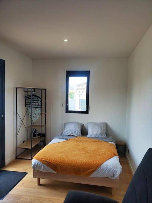 Appartement entier, One-Bedroom Apartment in Marcoussis, Essonne