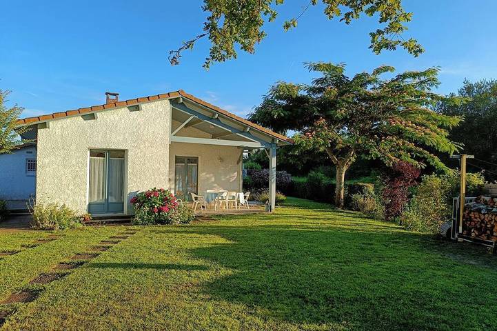 Location de vacances pour 8 personnes, avec jardin à Gastes