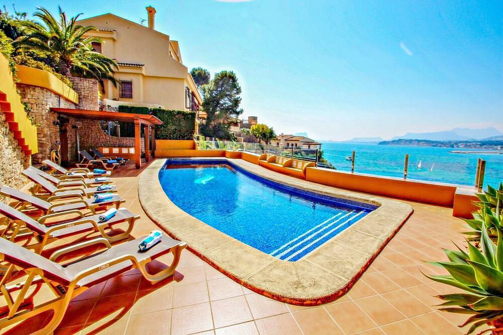 El Portet - beachfront holiday home with private pool in Moraira in Cala El Portet, Teulada (Spain)
