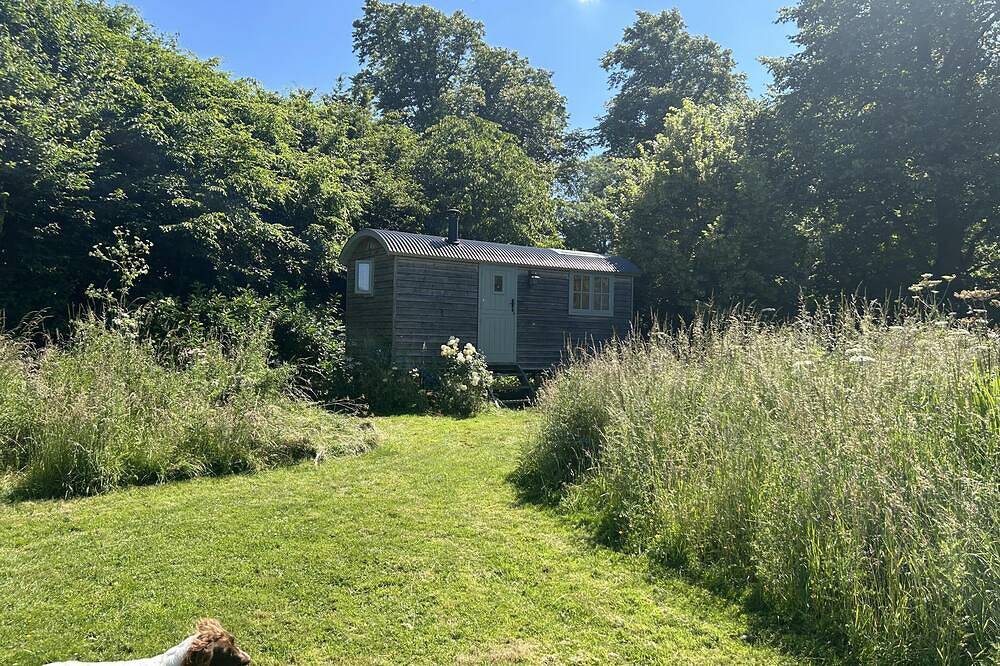 Cabin Retreat in Bedford - Sleeps 2 & Free parking in Central Bedfordshire
