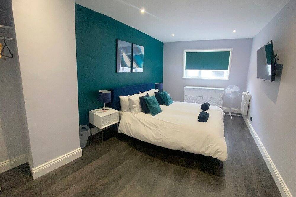 Entire apartment, Aquila House: 2 Bed Victorian Apartment in Parish of Saint Helier, Jersey