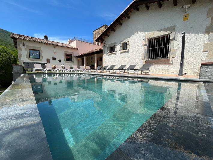 Casa rural para 18 personas, con jardín y jacuzzi, Se admiten mascotas en Garrotxa