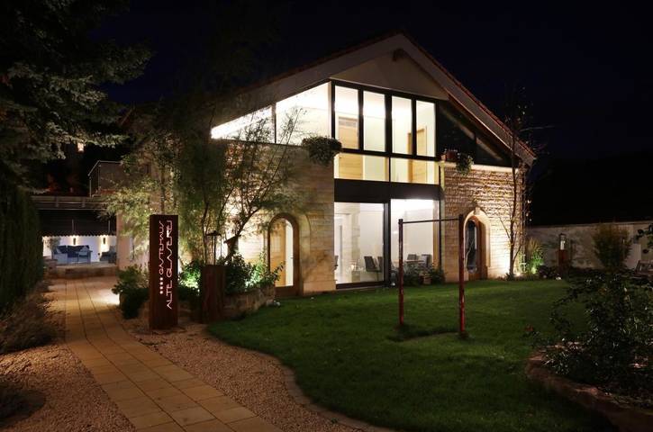 Hotel für 4 Personen, mit Balkon und Terrasse sowie Garten und Ausblick in Hambach (Neustadt)