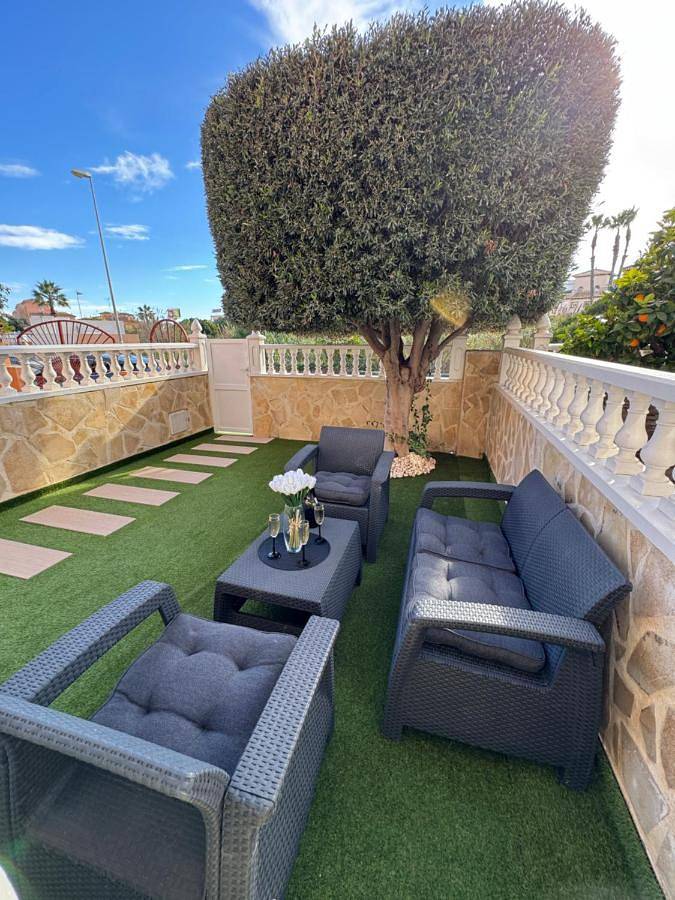 Gîte pour 4 personnes, avec jardin ainsi que piscine et jacuzzi dans Playa Flamenca - 3