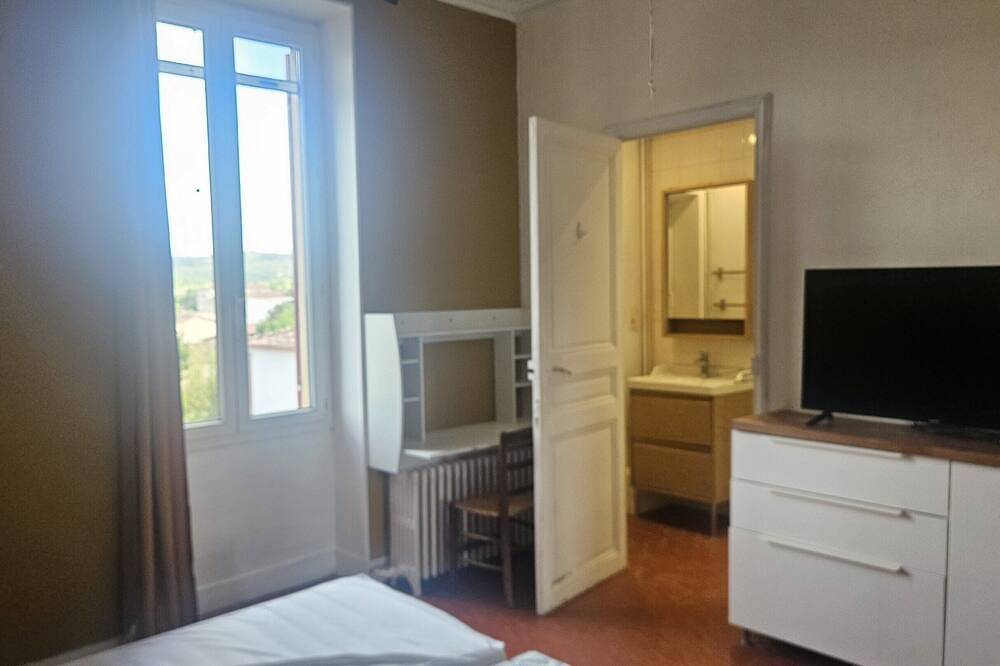 Entire apartment, Apartment-Apartment-Ensuite with bath and shower-Countryside view in Gardanne, Mediterranean Coast (France)