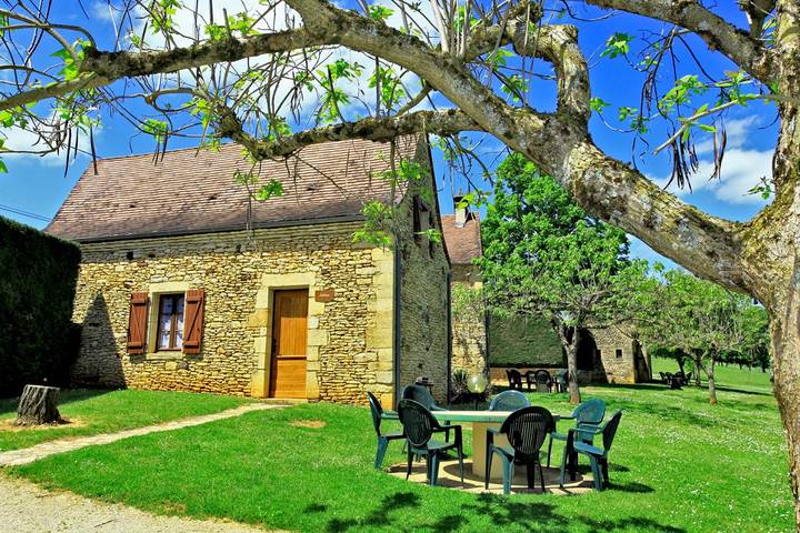 Gîte pour 7 personnes, avec piscine et jacuzzi ainsi que terrasse et jardin, animaux acceptés - 1