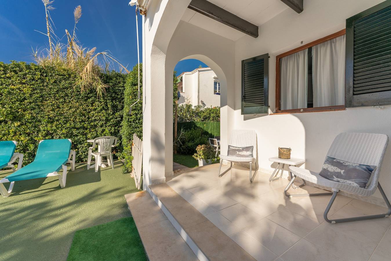 Ganze Wohnung, Wunderschöne Ferienwohnung "Apartamento Delfín 2" mit Pool, Terrasse und Wlan; Parkplätze auf der Straße vorhanden in Cala Blanca, Ciutadella