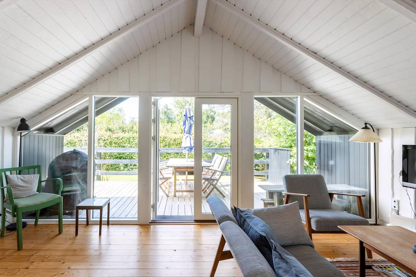 Idyllisk træsommerhus tæt på by, strand og skov in Tisvilde, Kattegat