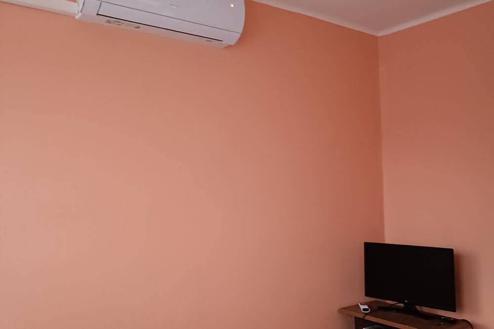 Ganze Wohnung, 100 lépés - 100 steps - Apt with huge terrace next to the thermal bath in Harkan, Siklósi járás