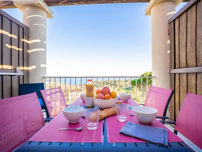 Gîte pour 4 personnes, avec piscine ainsi que terrasse et jardin dans Gare Du Dramont
