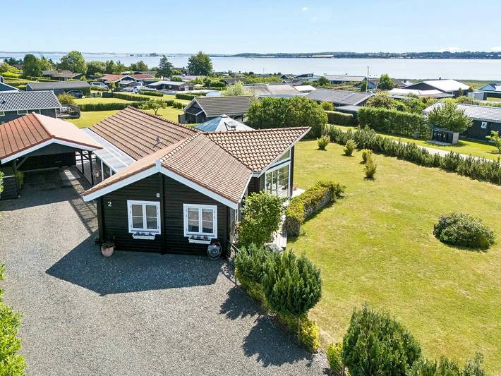 Ferieudlejning for 6 personer, med Terrasse og Have i Holbæk