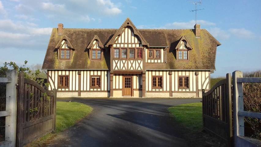 Gîte pour 10 personnes, avec jardin et vue, animaux acceptés à Bourgeauville