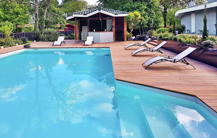 Apt douillet de 250m2 avec piscine, parking, WiFi et barbecue in Gradignan, Région de Bordeaux