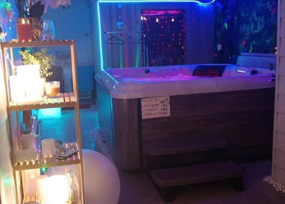 Appartement entier, Aqua Bien Etre, Nuitées et Spa avec supplément pour deux à trois personnes in Raismes, Région de Valenciennes