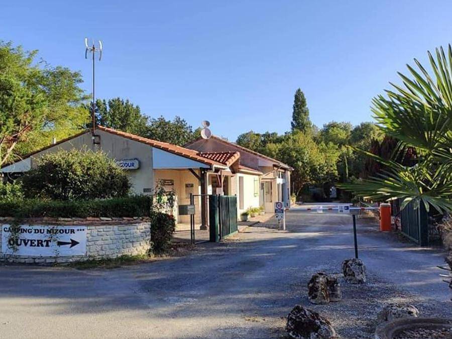 Camping Le Nizour - Hébergement 8 personnes - Hutte - 3 chambres - Sans salle d'eau ni Wc in Sireuil, Charente