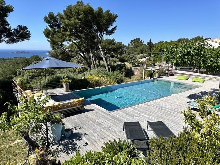 Location de vacances pour 8 personnes, avec jardin ainsi que piscine et terrasse à Ceyreste