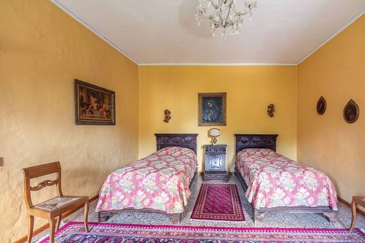 Apartamento entero, Guesthost - Elegant 350 sqm apartment for 6 people, located on two levels of a historic 18th century villa. The villa, with fine furnishings and frescoed galleries, will enchant you with its rooms, where history and comfort blend to give you an unforgett in Belluno, Schiara