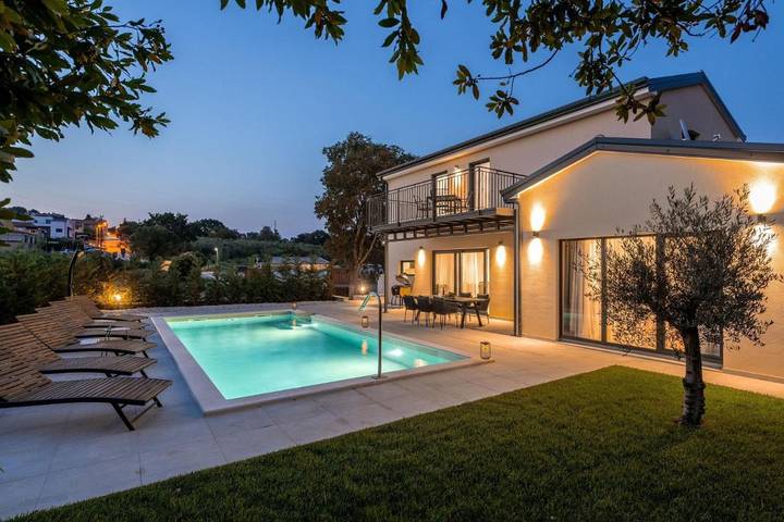 Ferienhaus für 6 Personen, mit Balkon und Terrasse sowie Garten und Pool