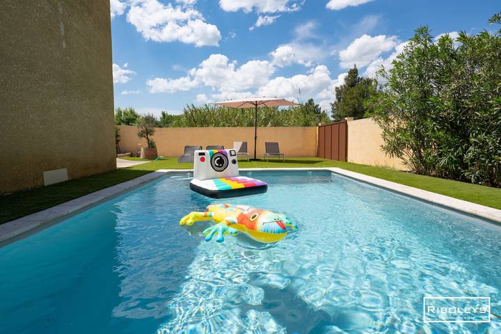 Location de vacances pour 6 personnes, avec Terrasse ainsi que Jardin et Piscine à Vias