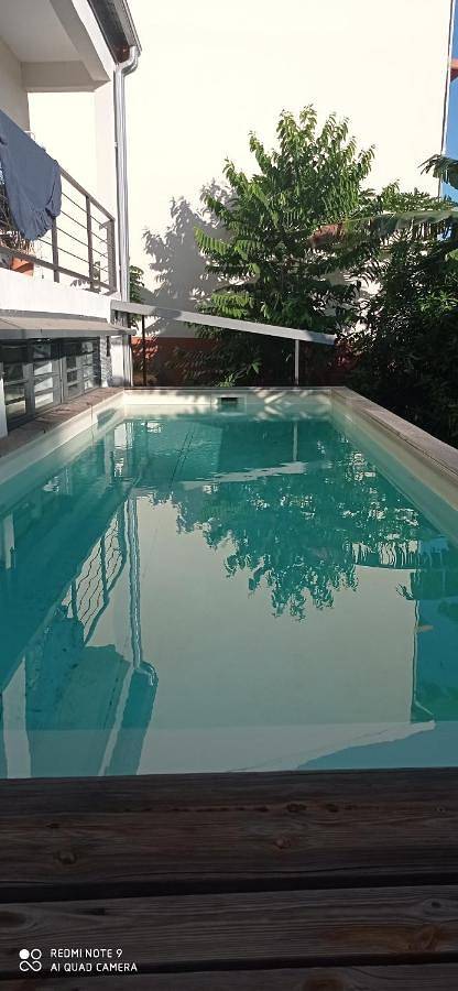 Gîte pour 4 personnes, avec piscine ainsi que terrasse et vue à Koungou