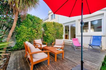 Location de vacances pour 10 personnes, avec terrasse ainsi que vue sur l’océan et jardin à Plobannalec-Lesconil