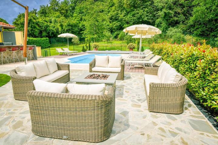 Casa vacanza per 8 persone, con idromassaggio e balcone nonché giardino e piscina in Villafranca in Lunigiana