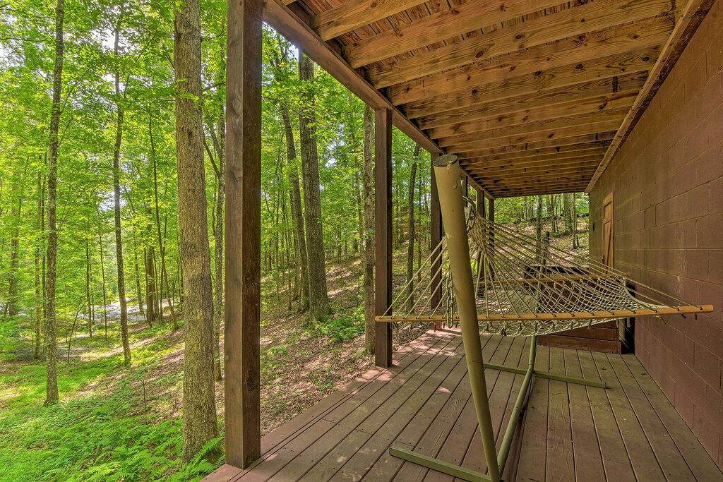 'Pinot & Pine' Chic Log Cabin ~ 5 Mi to Blue Ridge in Cherry Log, Chattahoochee National Forest