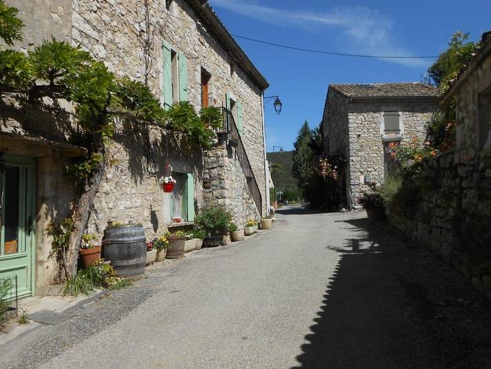 Location de vacances pour 4 personnes, avec piscine ainsi que terrasse et jacuzzi à Saint-Maurice-d'Ibie - 2