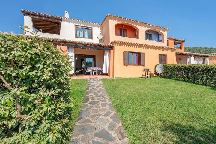 Appartement entier, Appartement 'Lu Sulianu- T2' avec terrasse privée, jardin privé et climatisation in Porto Ottiolu, Budoni