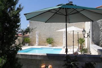 Gîte pour 4 personnes, avec jardin à Beurlay