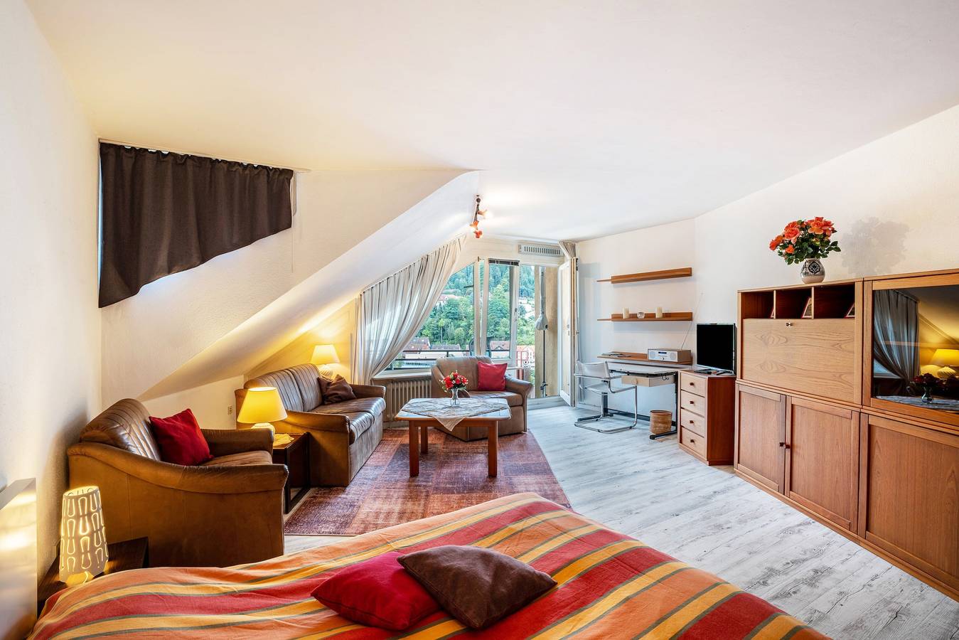 Ganzes Studio, Einzimmerapartment 'Ferienwohnung Weitblick' mit Bergblick und Balkon in Bad Liebenzell, Nordschwarzwald