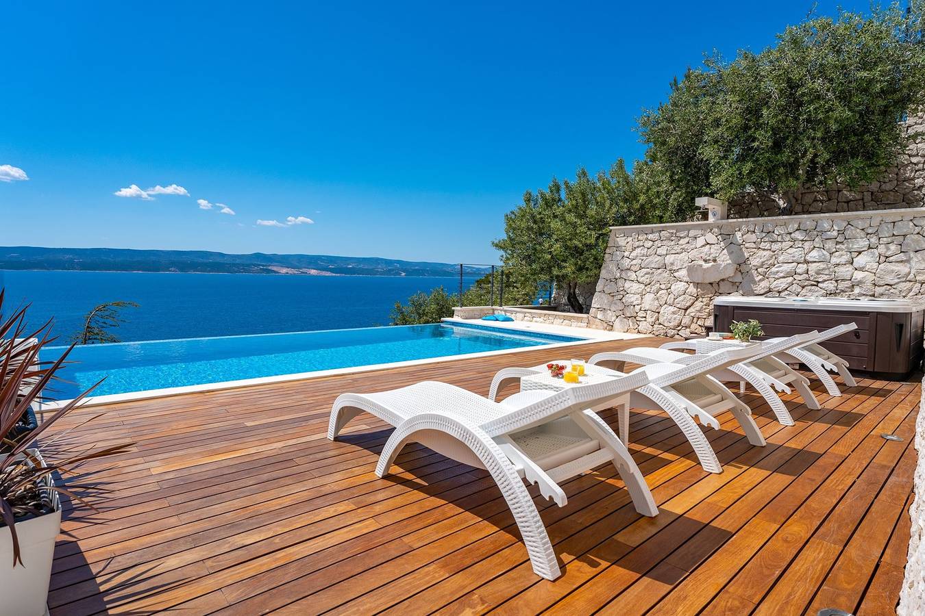 Villa Hrid: Infinity Pool, Private Beach Access and Panoramic Views in Mimice in Mimice, Omiš-Riviera