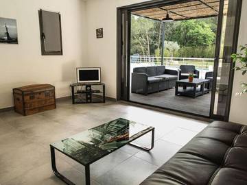 Gîte pour 14 personnes, avec balcon ainsi que jardin et piscine à Saint-Geniès-de-Comolas