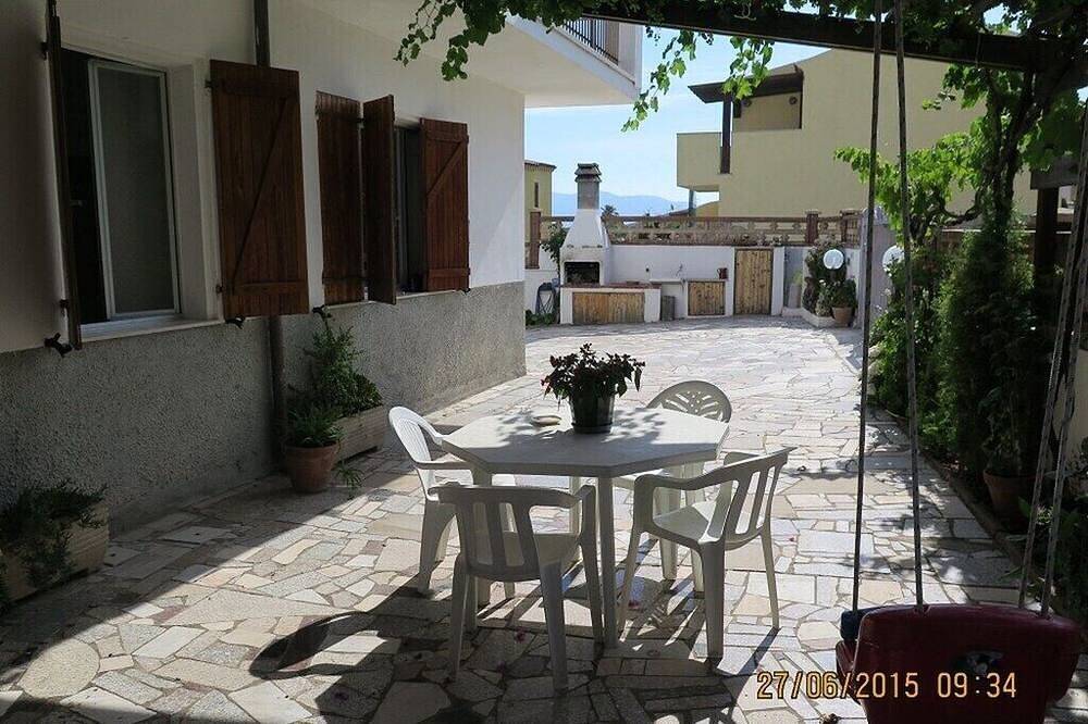 Ganze Wohnung, Villa Maria Three-room apartment with large garden near the sea in La Ciaccia, Valledoria