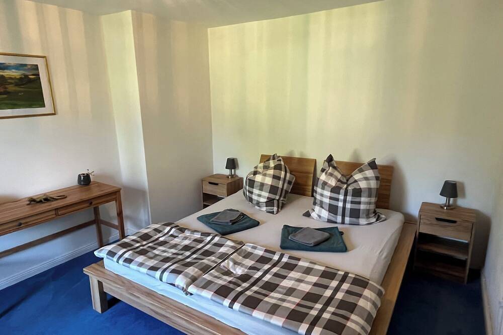Ganze Wohnung, Ferienwohnung am Düstersee mit Terrasse und Sauna im eigenen Garten in Temmen-Ringenwalde, Barnimerland Region
