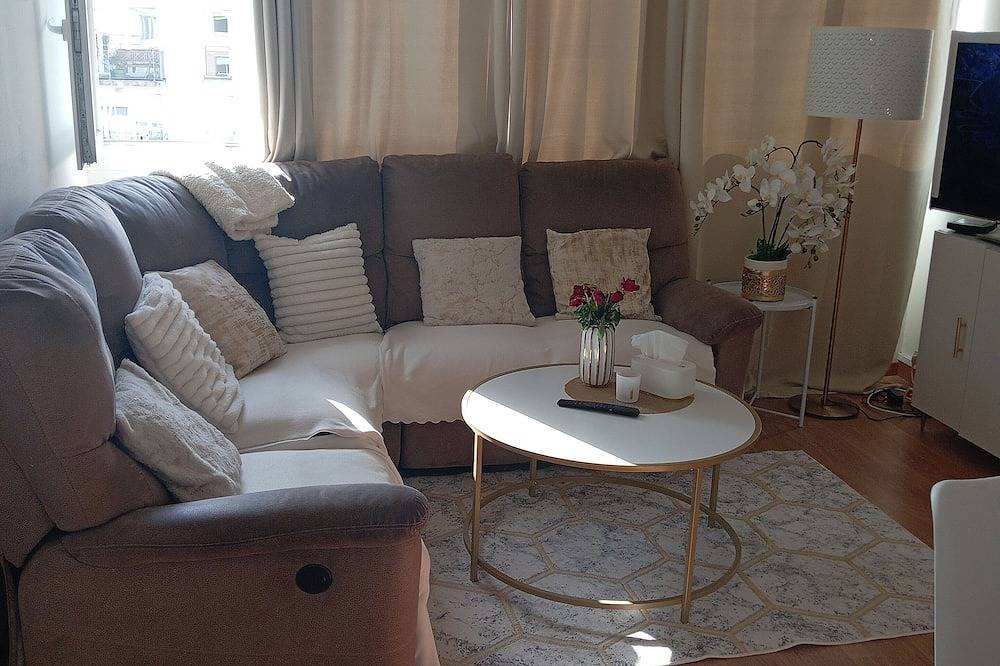 Entire apartment, Free room/parking and bus in front in Amiens, Amiens region